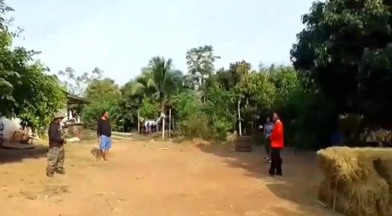 泰国民众割草时意外发现神秘“手榴弹” 差点引起爆炸