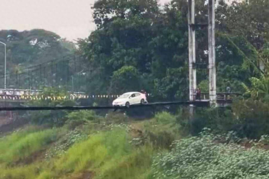 泰国女子汽车被困在破损的人行天桥后险些逃脱