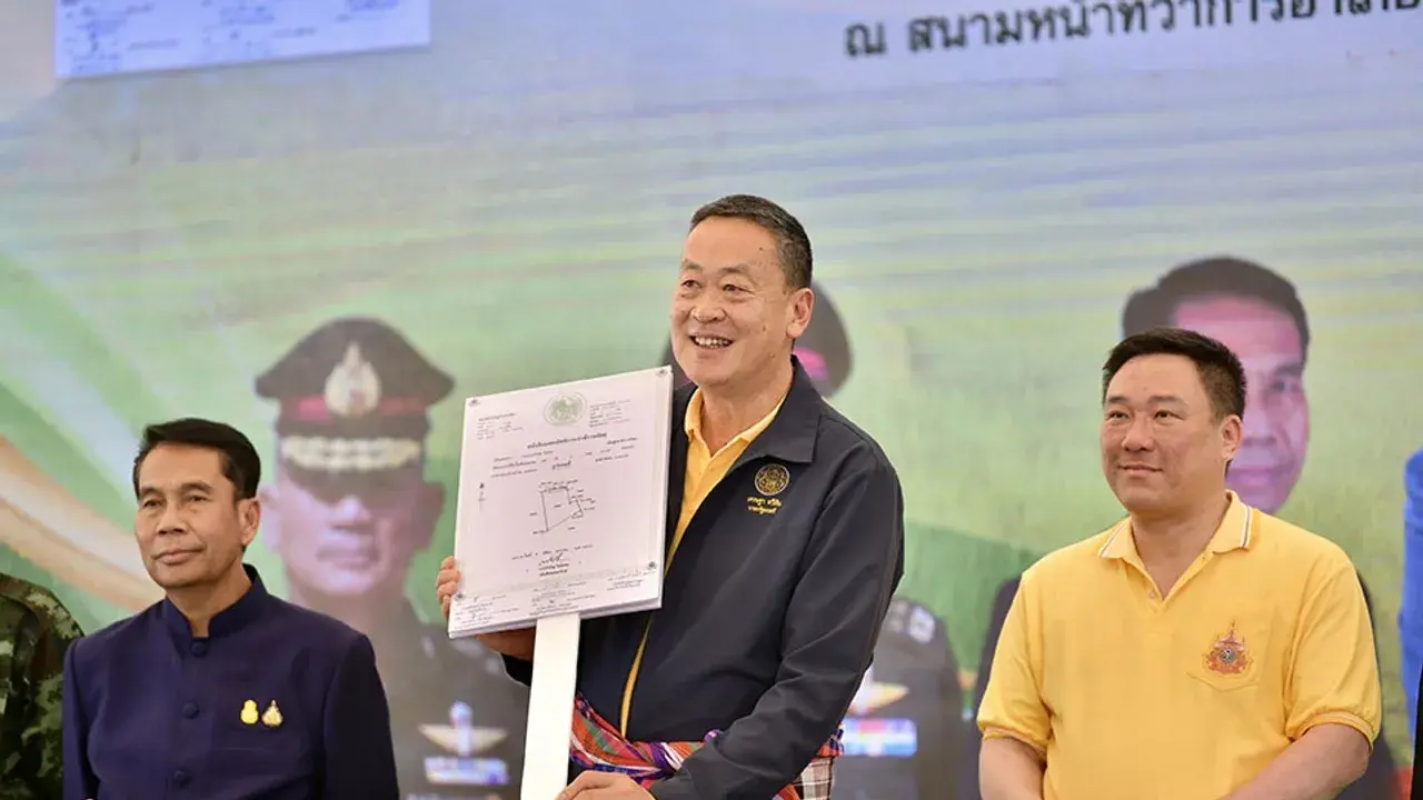 泰国总理向农民移交 10,000 莱的土地！