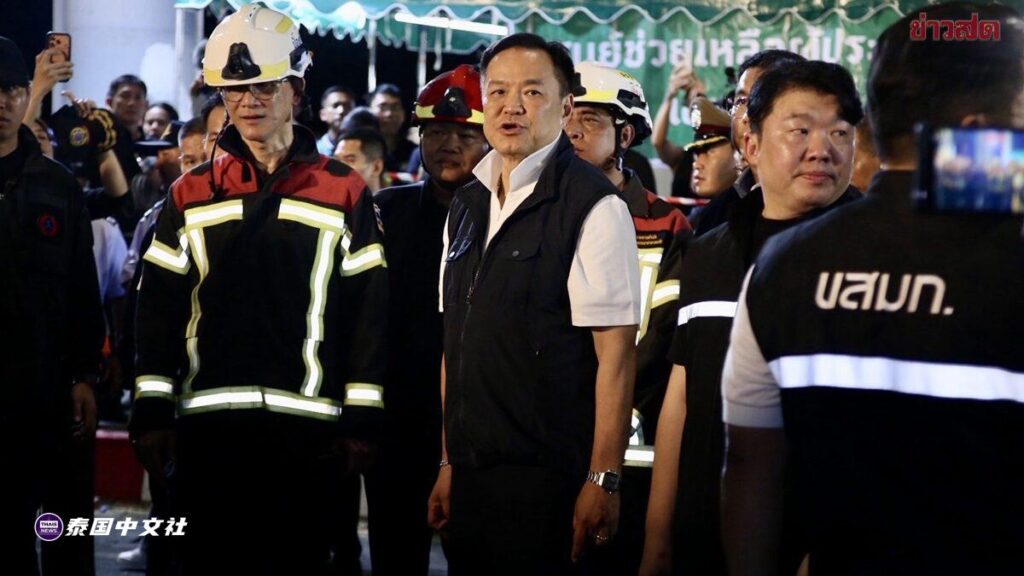 泰国总理阿努廷视察火车撞公交车事故现场，质疑为何未警示车辆横跨铁轨