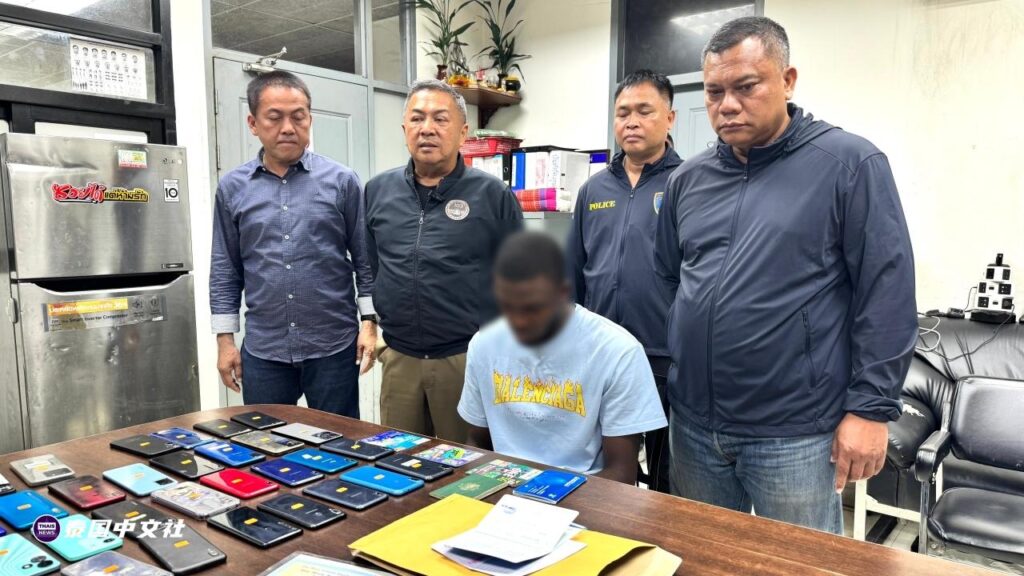 泰国暖武里警方逮捕尼日利亚男子，涉嫌浪漫骗局，缴获42部手机