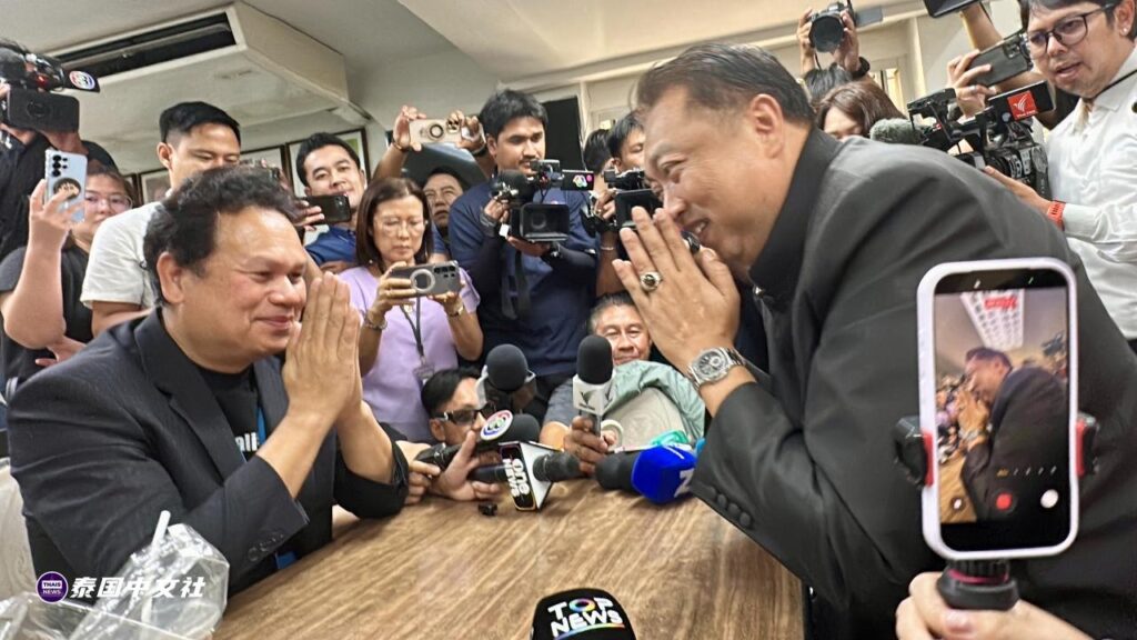 泰国部长素察向记者道歉 承认因民调舞弊感到沮丧