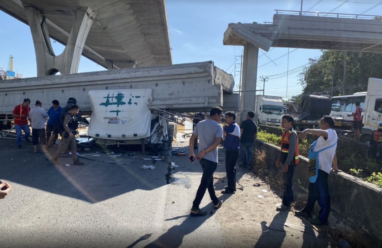 紧急!天桥坍塌压车,位于邦那-多拉达路,救援队紧急救人