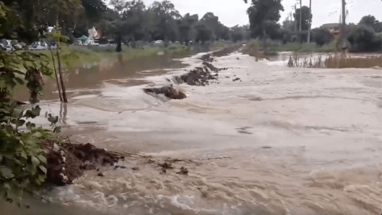 无法抵挡，新兴府堤坝崩溃，洪水涌入2个社区，紧急转移物品至高处