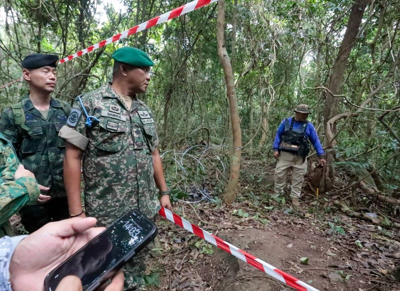 IOT小组在泰-柬边境地区发现泰军士兵地雷爆炸现场后再发现一颗地雷
