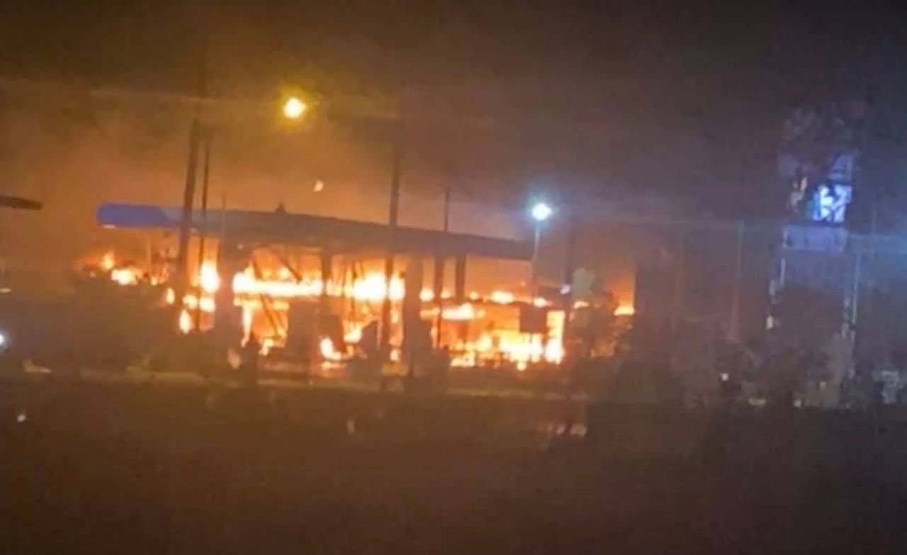 凶徒恐吓也拉 枪击天空-恐吓加油站员工 然后放置炸弹引发火灾