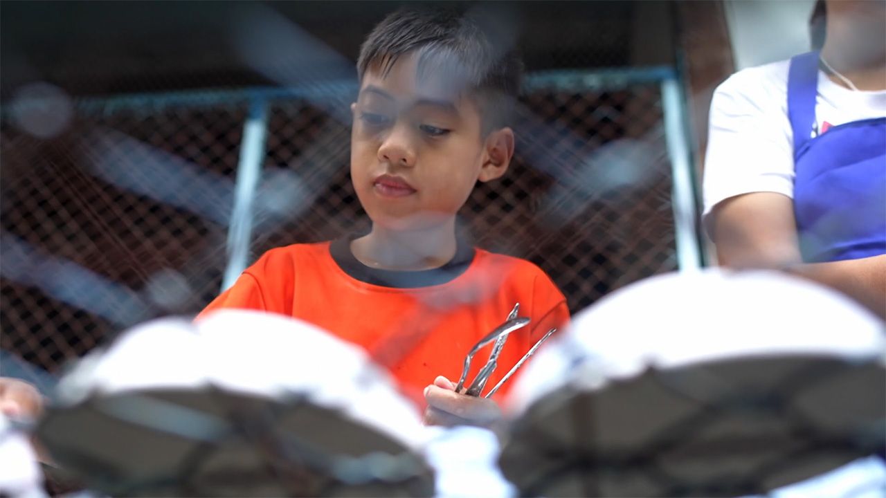 灾难重重 “小螃蟹” 船祸夺父亲性命，必须为七口之家奋斗