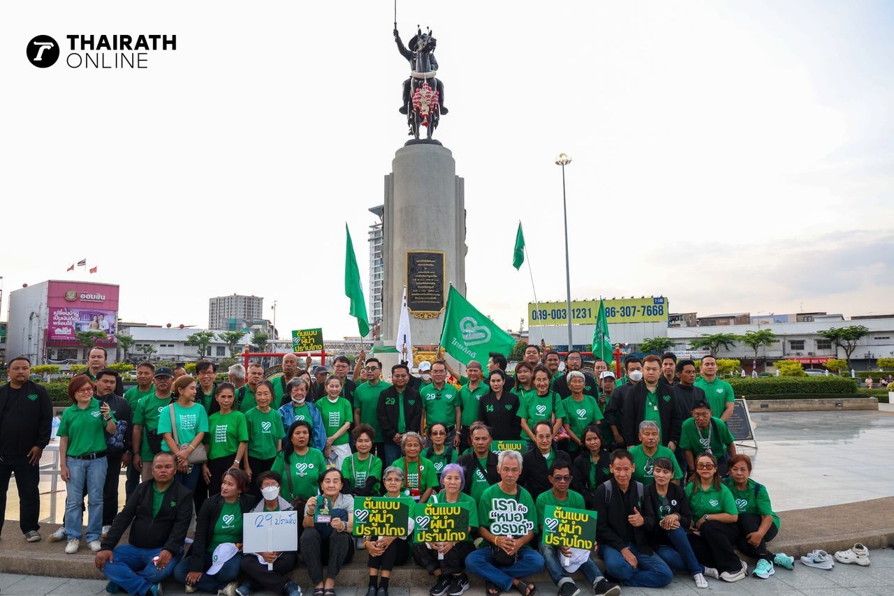 “沃尔拉瓦医生”参拜国王塔克纪念碑，宣布挽救国家，并展示柑橘