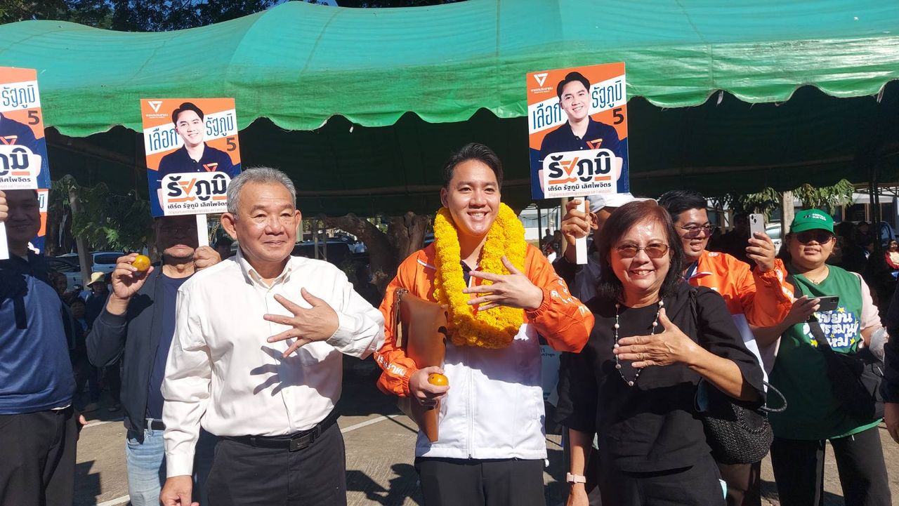 “罗姆”与“通”握手问候，访问四色菊—候选人持橘子抓号