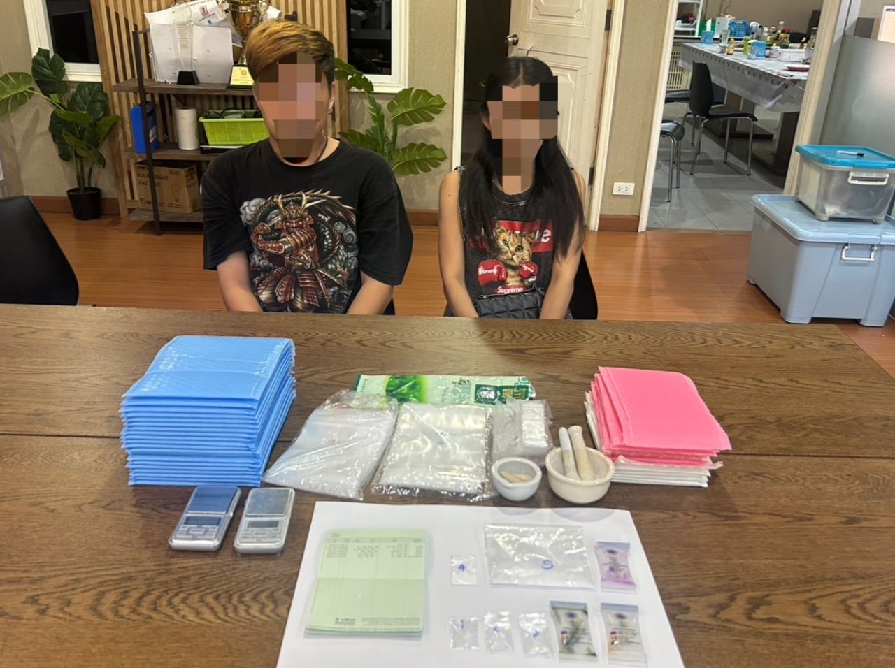 曼谷刑警在拉抛区抓获毒品主要供货商，发现隐藏在裤兜和鞋内的摇头丸和冰毒