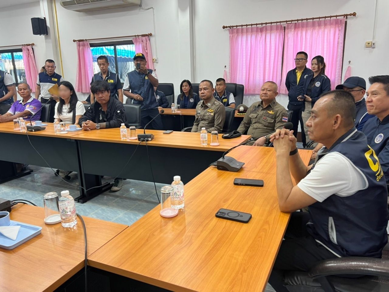 揭露“约翰尼警探”犯罪事件与当地官员非法合作
