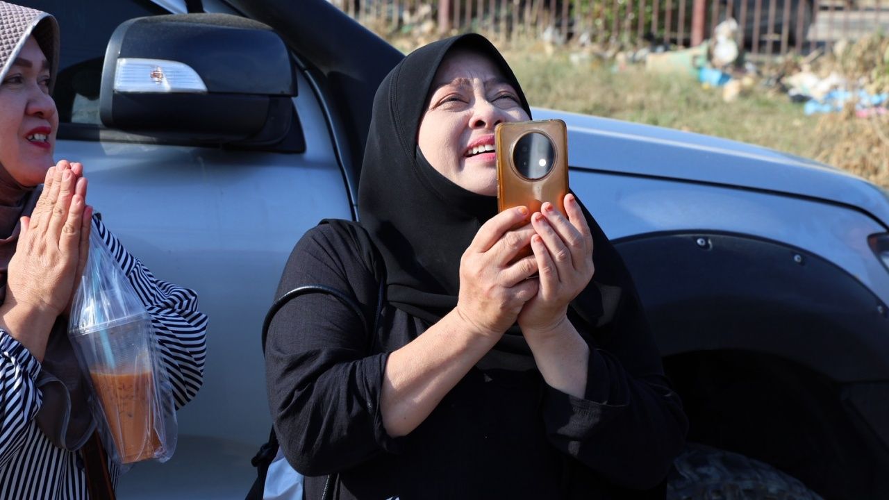 “达姆纳斯”带领四个部门继续推进合艾，分发太阳能板解决电力问题