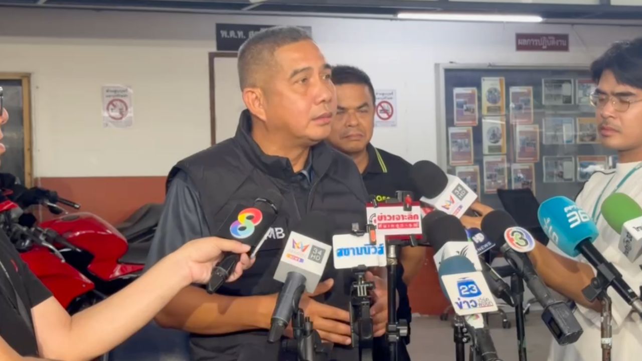 萨恩塔娜的妻子突破媒体包围，相信是遭政治迫害