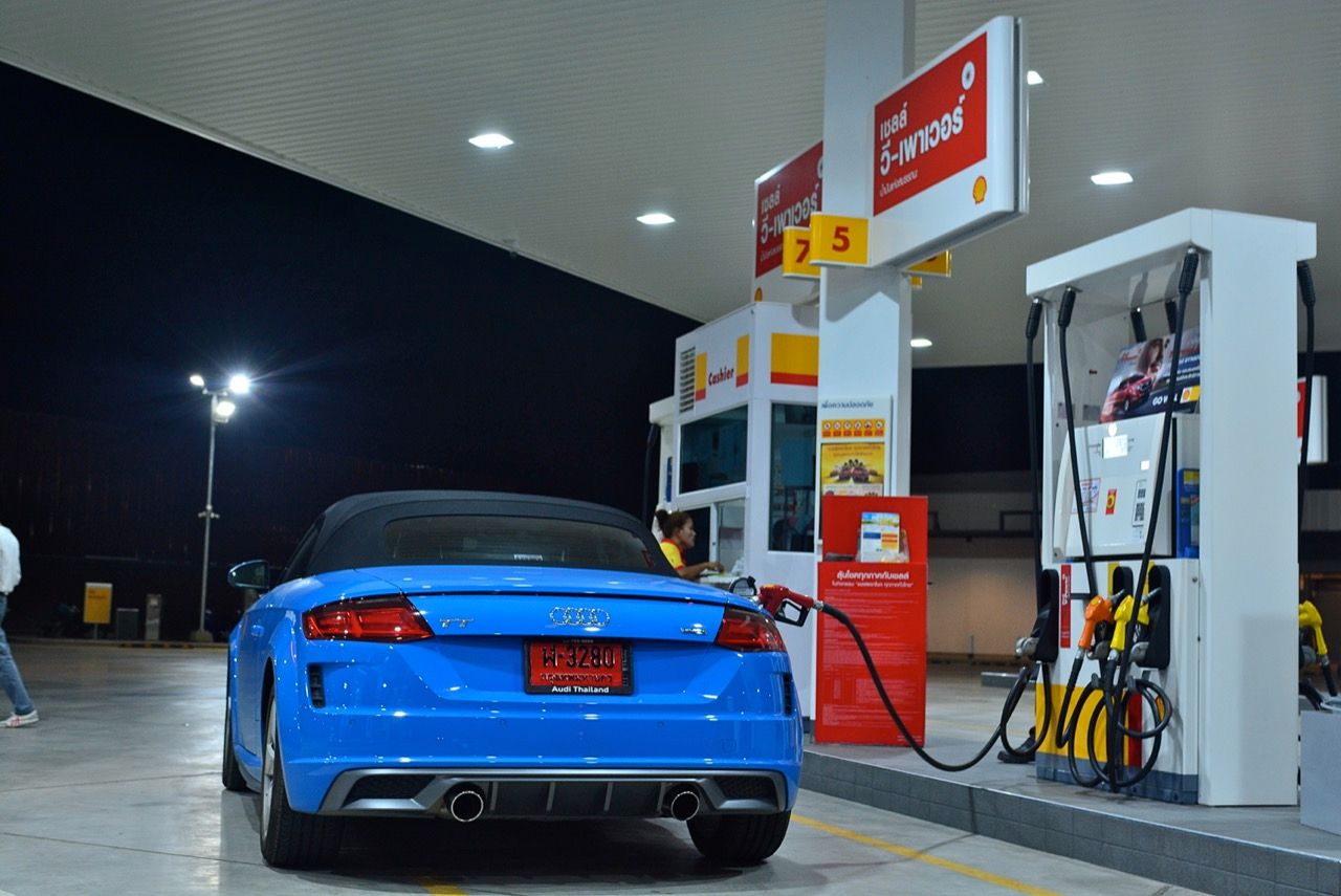 加油前下车好吗?滑手机很危险哦!