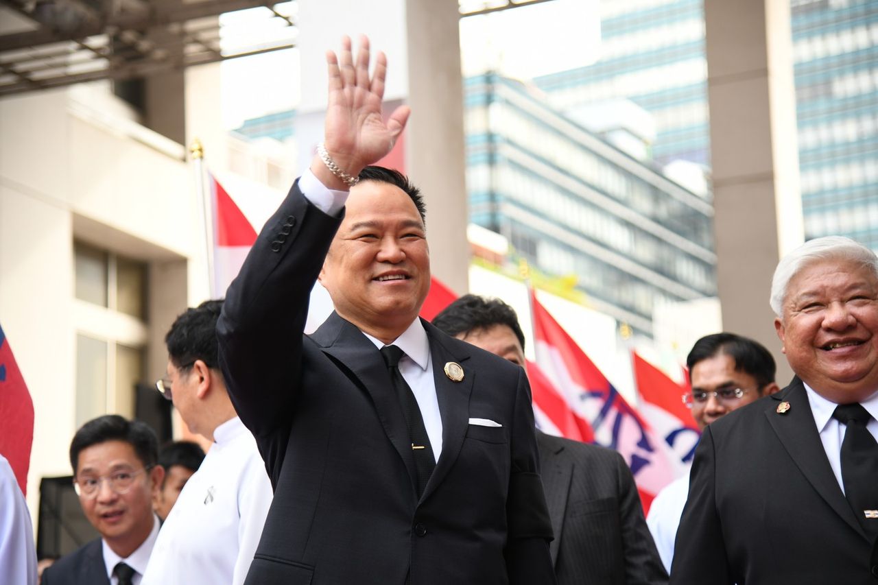 “阿努廷” 回到旧地 阿萨姆森学院 学弟学妹们狂欢询问如何成为总理