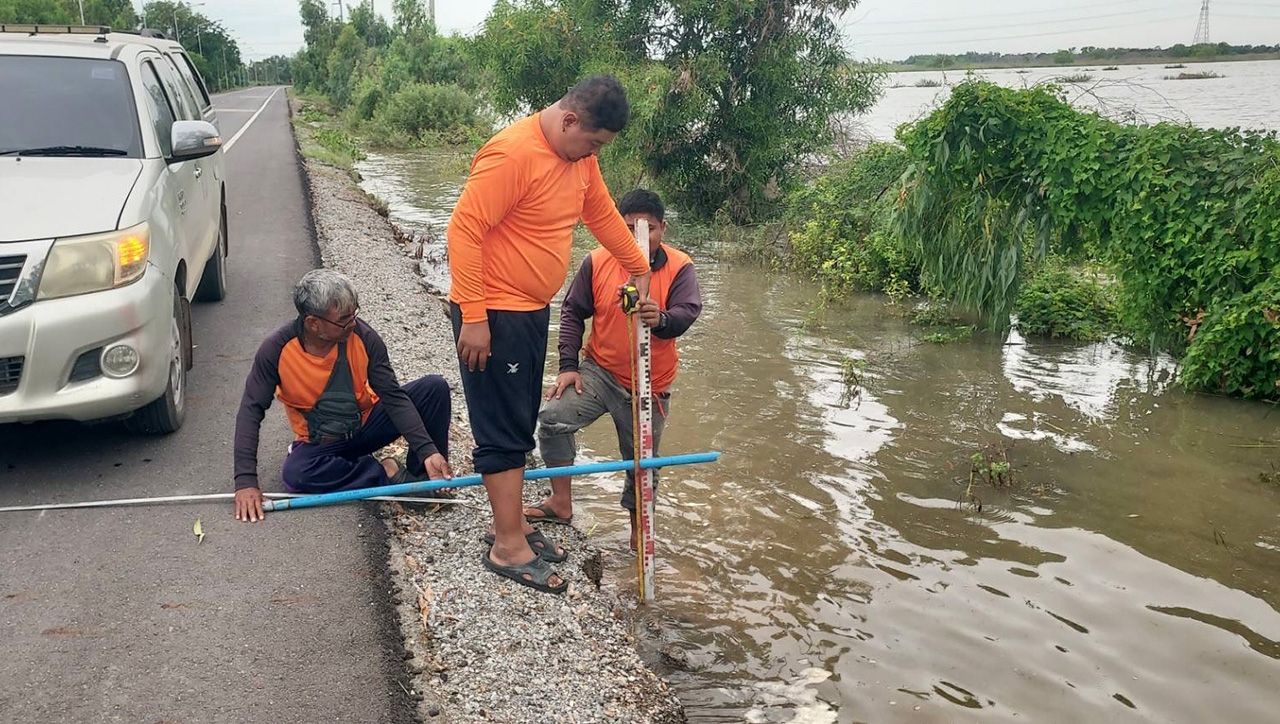 乡村公路局应对“卡尔梅基”风暴,命令援助群众,放置沙袋以防洪水