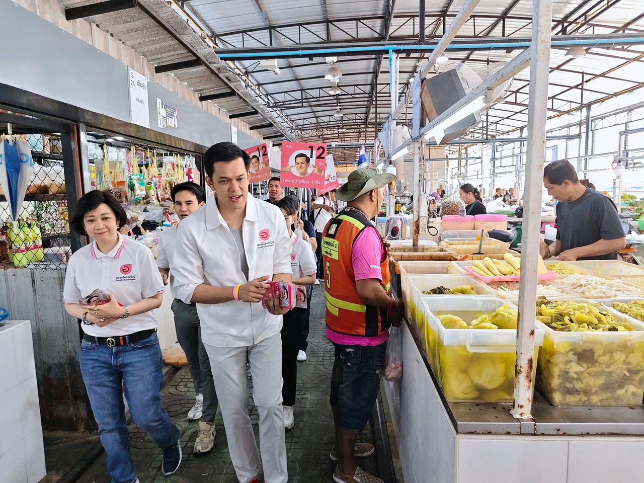 新机遇党进驻邦頌火车市场,为曼谷第7区议员候选人助选,推动社区市场发展政策
