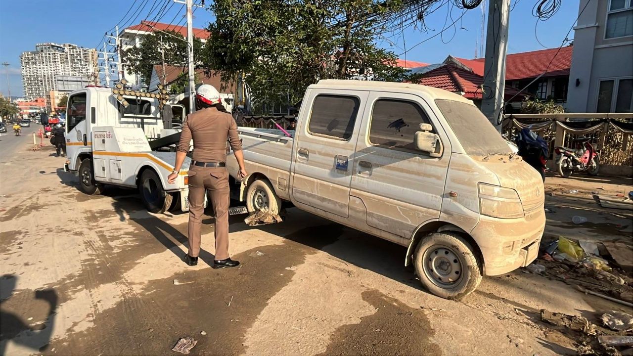 开始了,40辆升降机从首都警署清理合艾市道路,移走3个区域的车辆