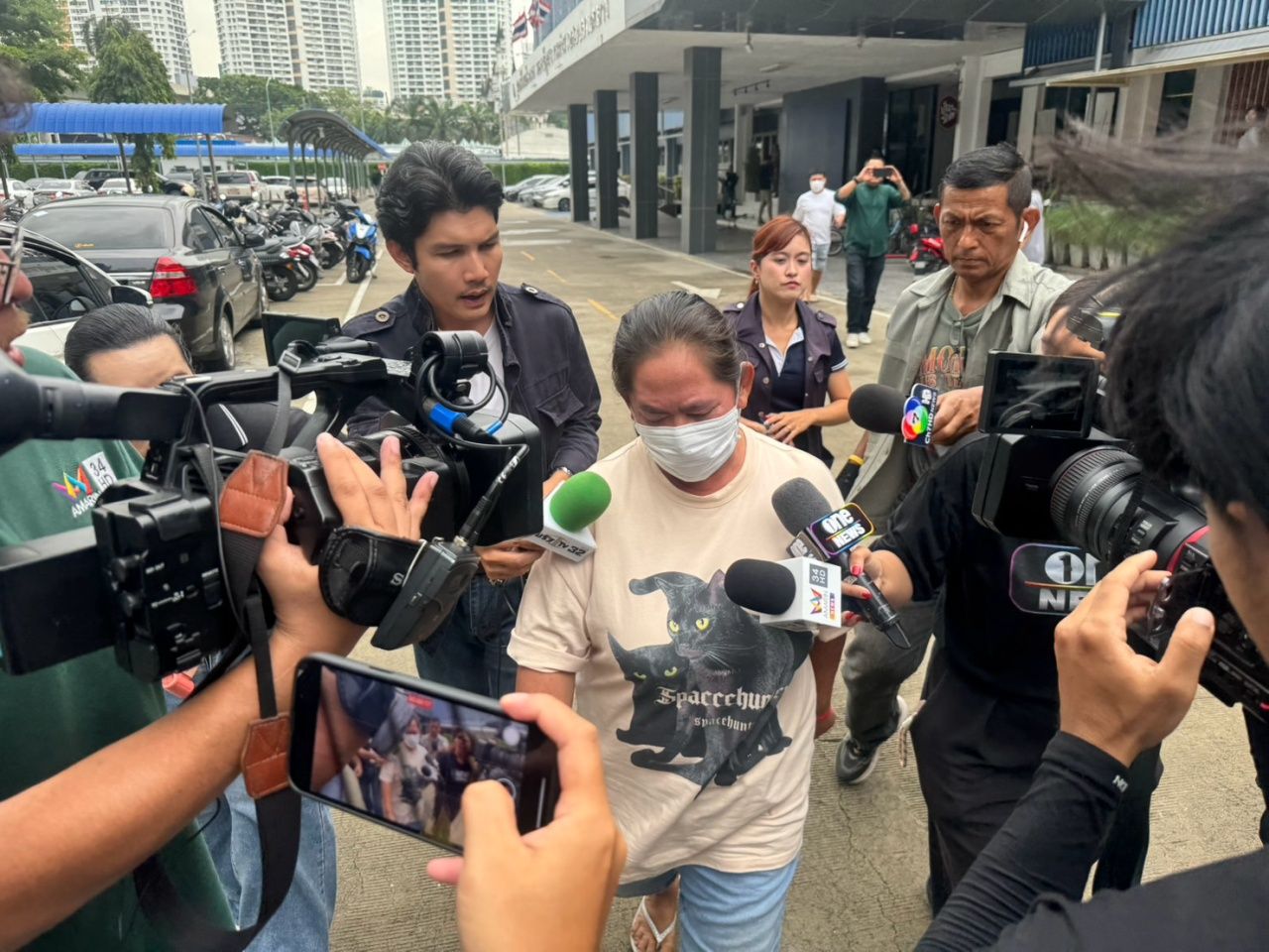 传唤“高尔夫色”增加指控，前夫爆料热衷佛教，房间贴满照片
