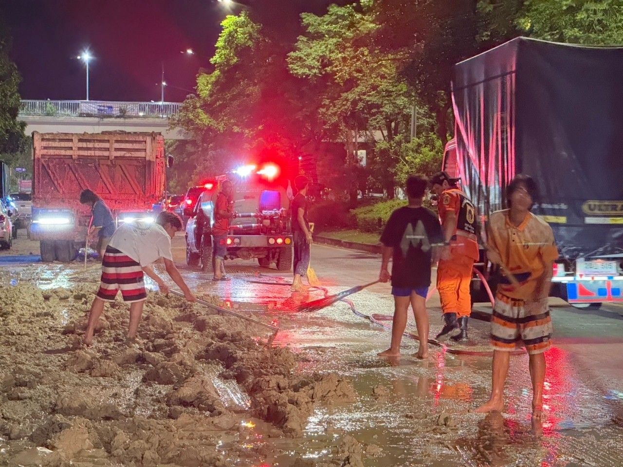 车主无法忍受，货车泥土掉落，损坏了超过10辆停在路边的小汽车