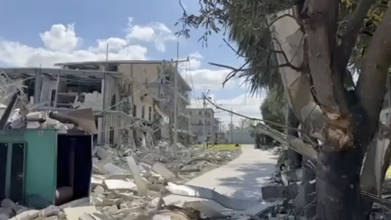 炸毁后KK公园内诈骗集团建筑的影像曝光 - 挖掘机连续销毁