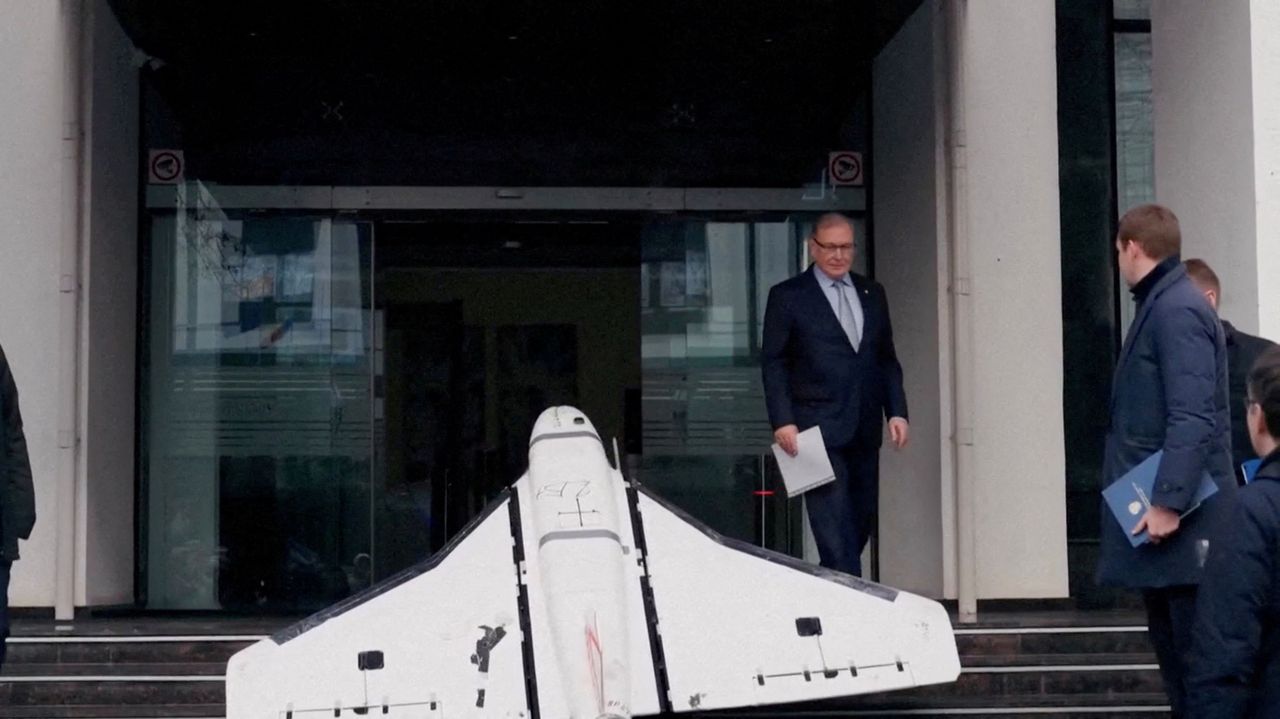 村民发现神秘无人机坠落 急忙带回家以为是玩具 摩尔多瓦警方紧急检查