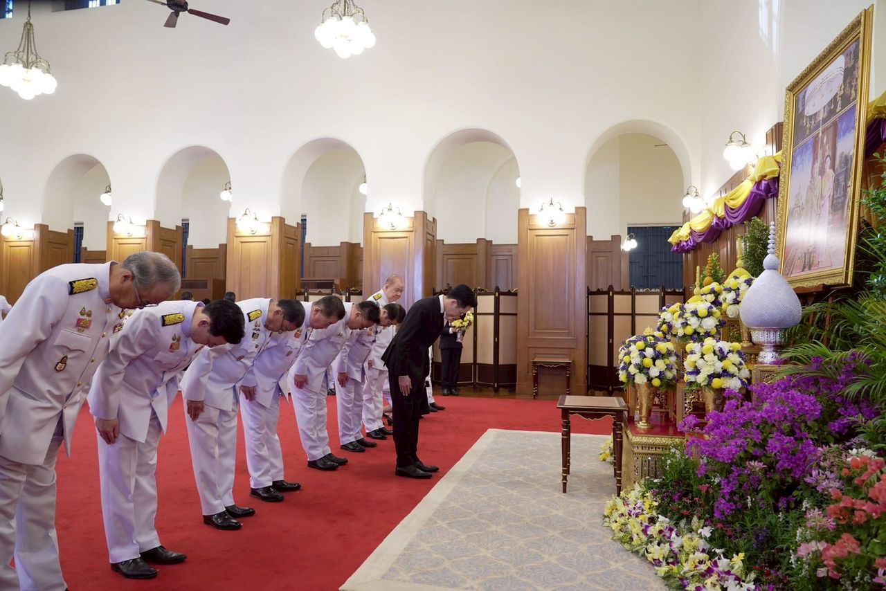 为泰党总理候选人签署新年祝福献给国王和王后