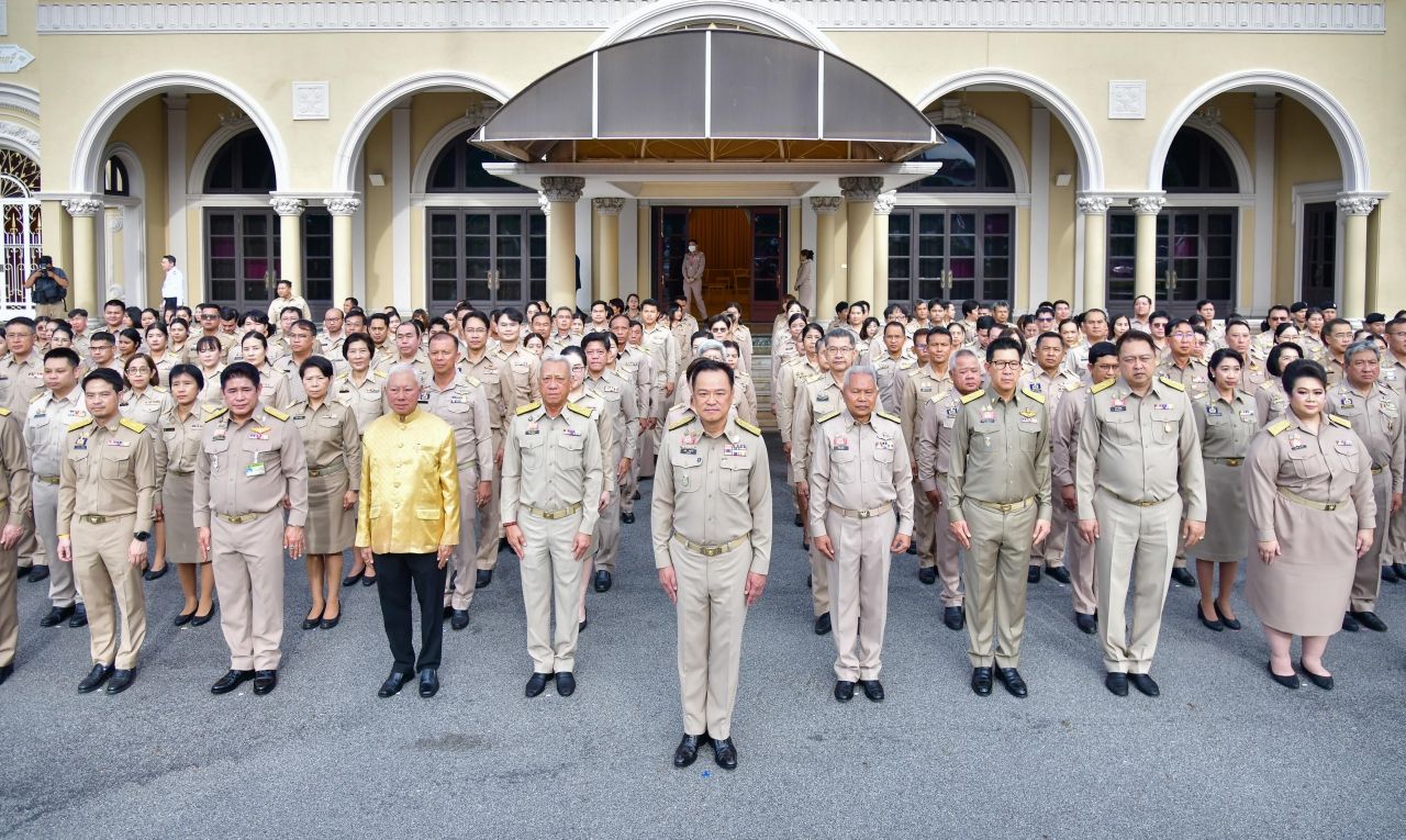 总理率部长和公务员尊重泰国国旗，纪念泰国国旗日2568年