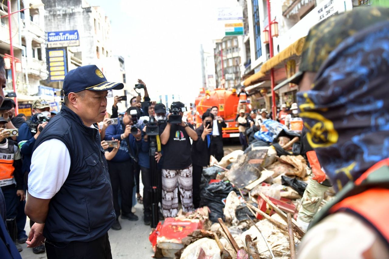 加速处理洪水后的垃圾,总理要求缓和宋卡府市长的争议