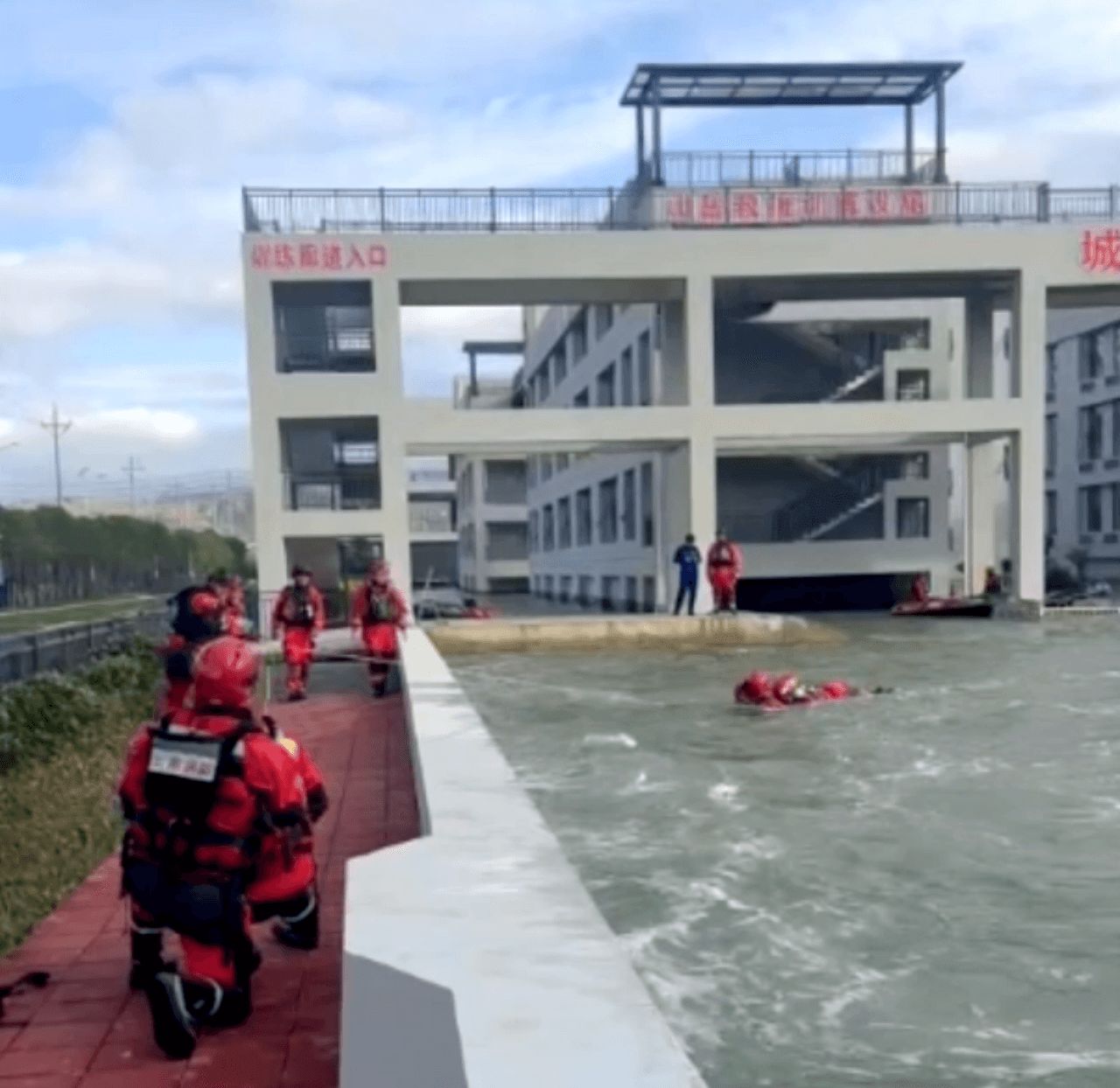 坚韧不拔:首位通过全球水上救援标准的泰国女救援员