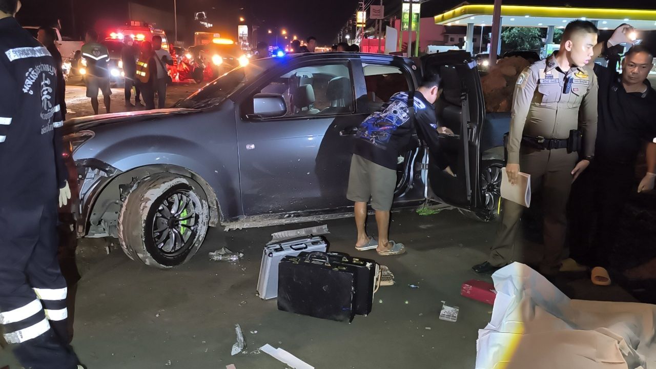 赛车失控后撞上摩托车并冲向施工人员,4死7伤