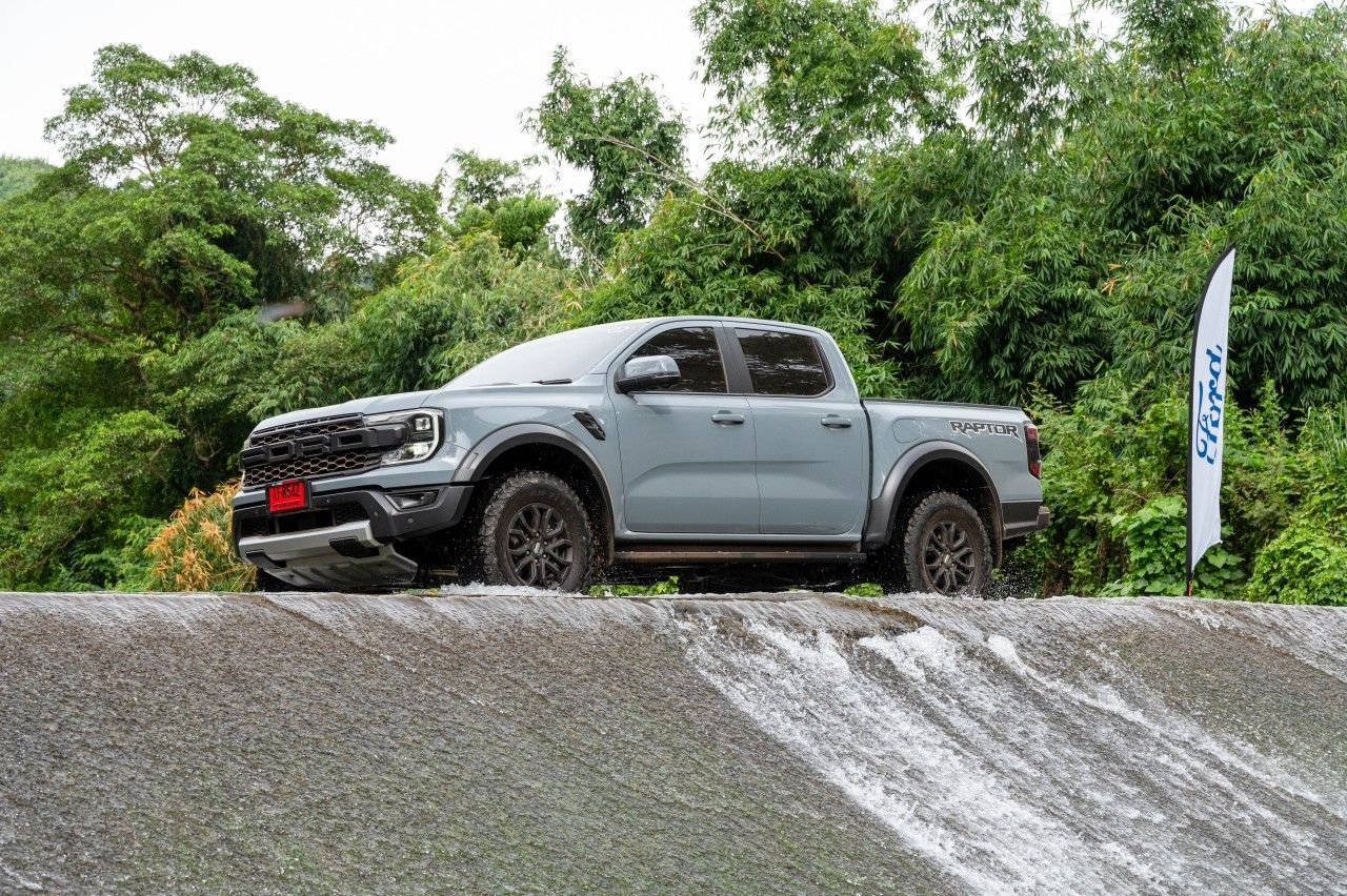 2025年福特Ranger Raptor评测：公路与越野驾驶体验
