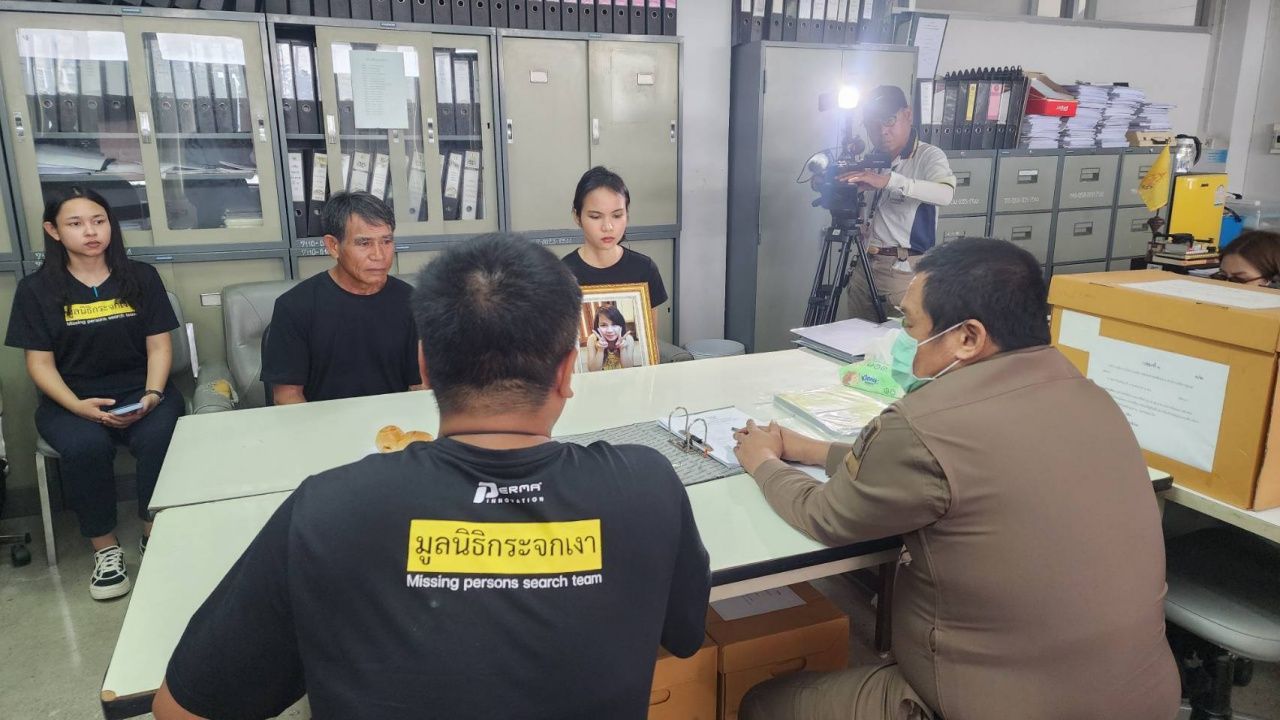 家庭悲痛地为失踪12年的工厂女孩“农咖”举行灵魂召唤仪式