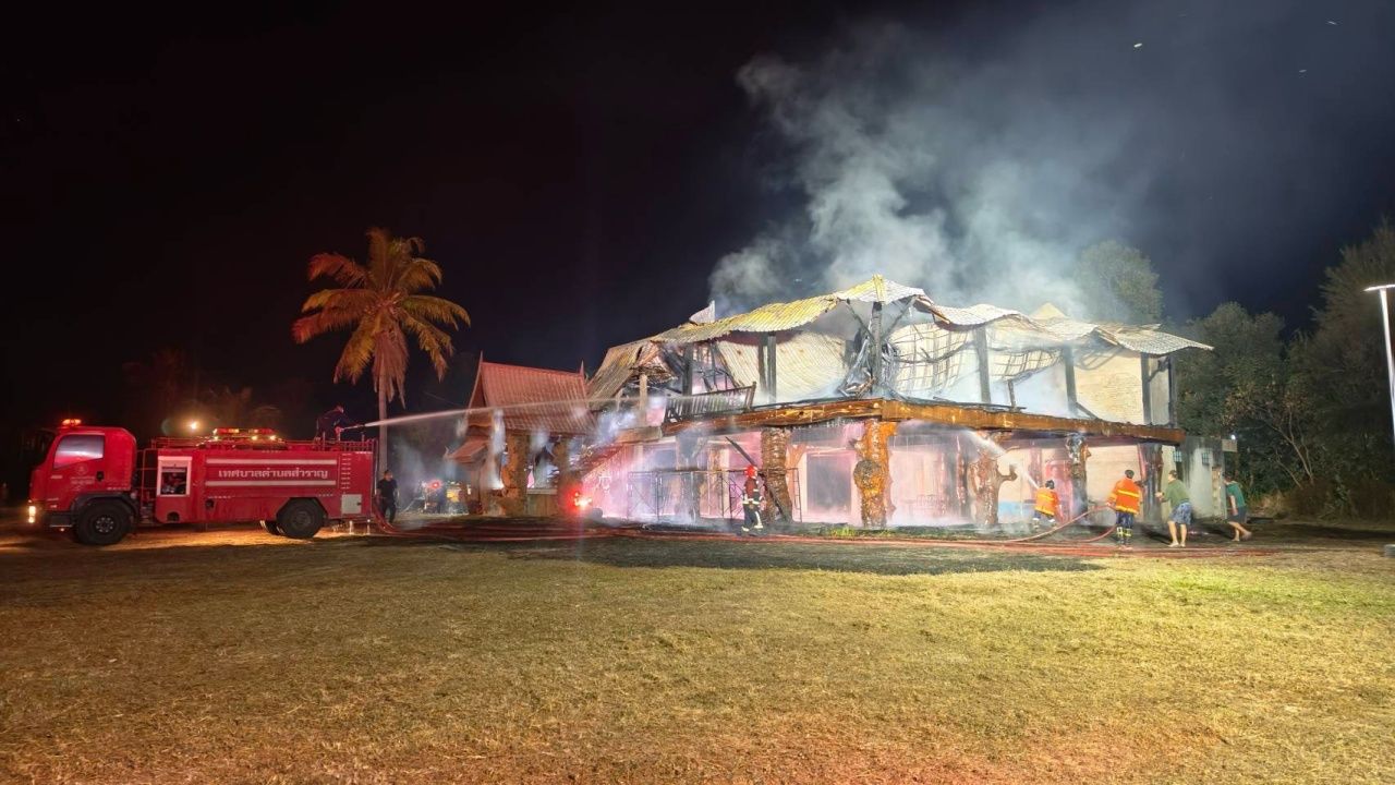 豪华木屋火灾，前市长住宅全部烧毁，损失超过1000万泰铢