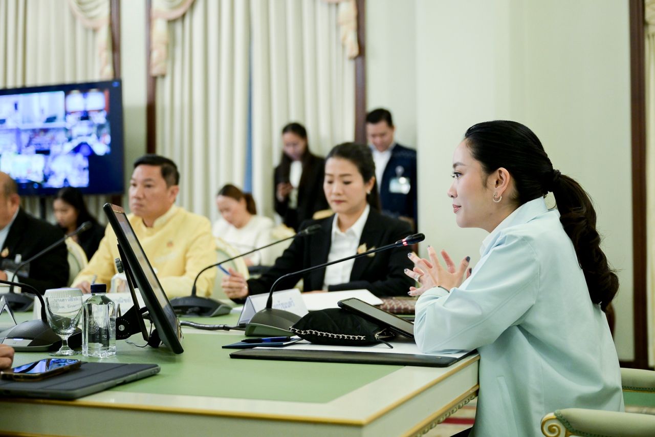 “贝通他” 携丈夫和子女进总理府 与边界官员会谈，强调以人民为重，即使更换领导层