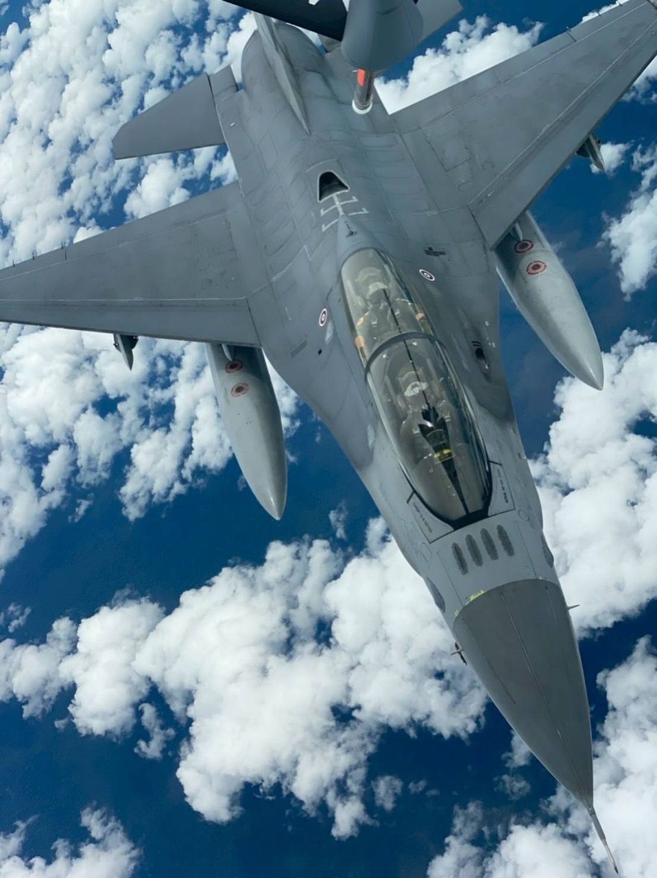 泰国空军 F-16 从美国加油机进行空中加油