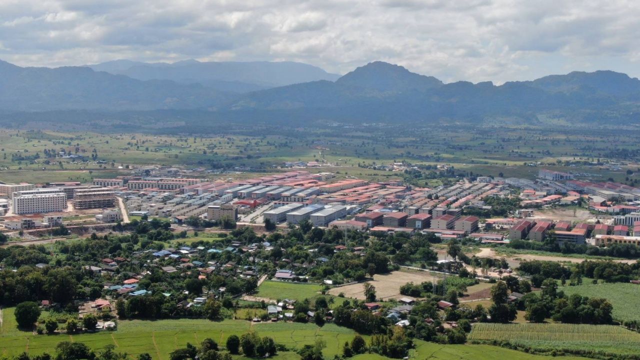 高空照片曝光:缅甸 KK Park 针对诈骗组织的大楼仅部分受损