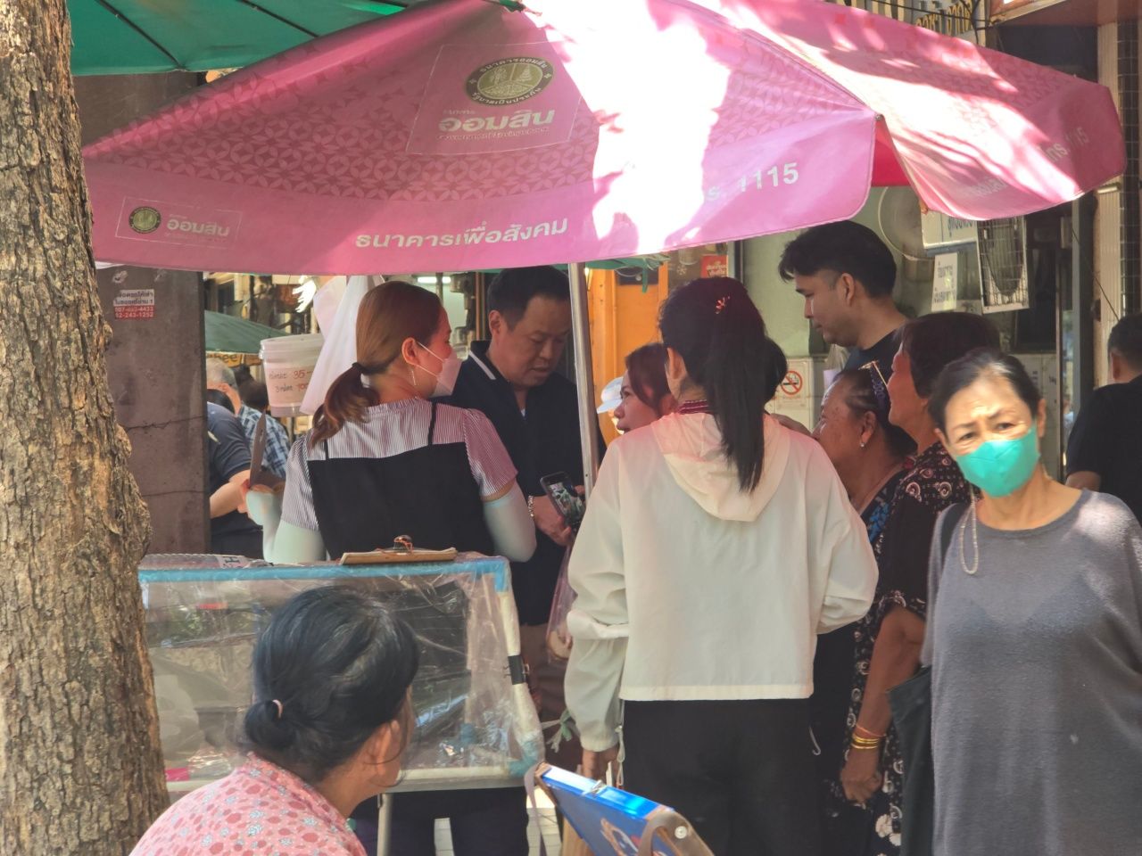 “阿努廷” 以有机方式助选，步入 Sriyan 市场，与商贩交流后前往政府大楼