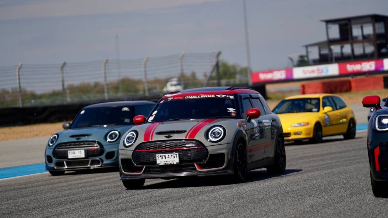 赛场上年纪最大者“父亲Chin Chinawut”在武里南参加赛车比赛,希望享受乐趣不求奖品