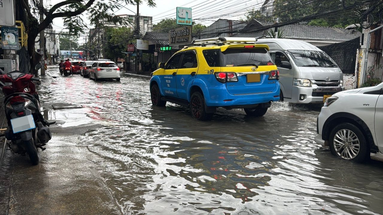 清迈今早遭遇一小时暴雨，市区多地积水