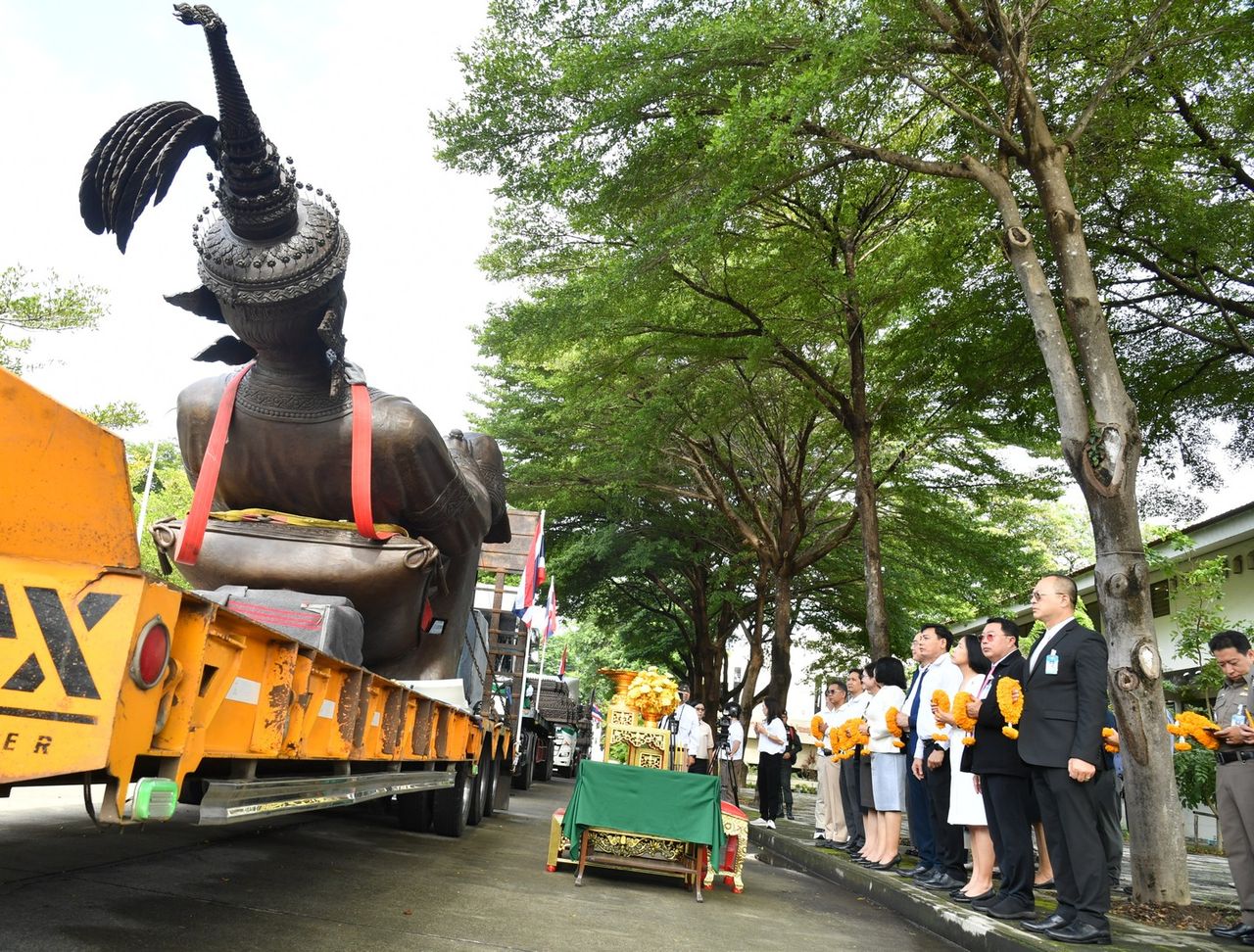 国会迎请新的“拉玛七世”肖像，高7.7米，即将安放于议会大厦前