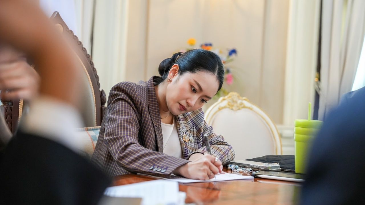 “总理”与旅游团队讨论，加快调整策略后数字未达标