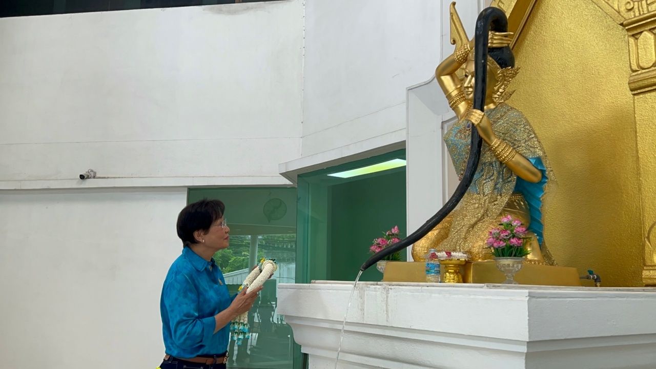 “昆英甘拉雅”告别地母，携手“博士艾”成立“泰国前进党”，倡导教育建设国家
