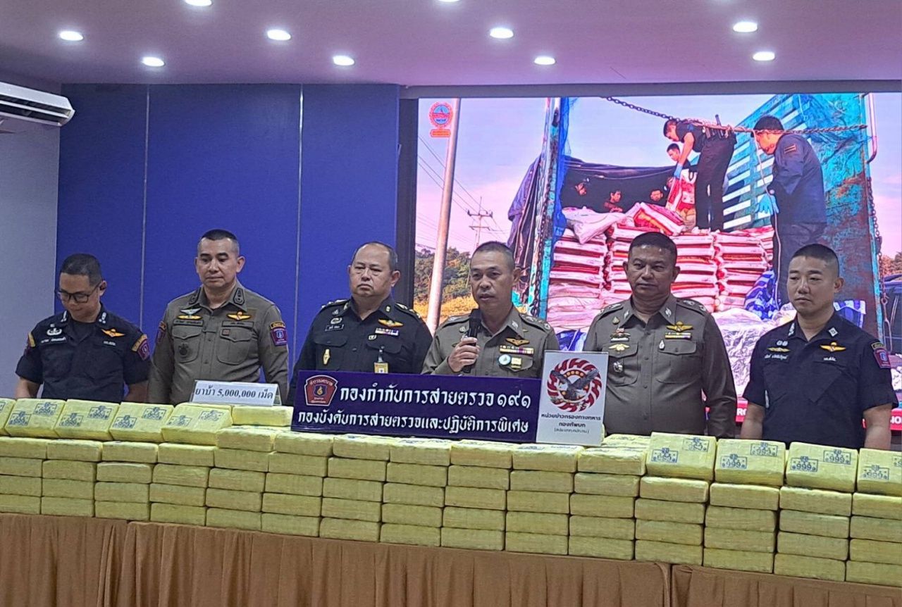 191警察缉获500万粒药丸隐藏于卡车内以粘米袋掩盖