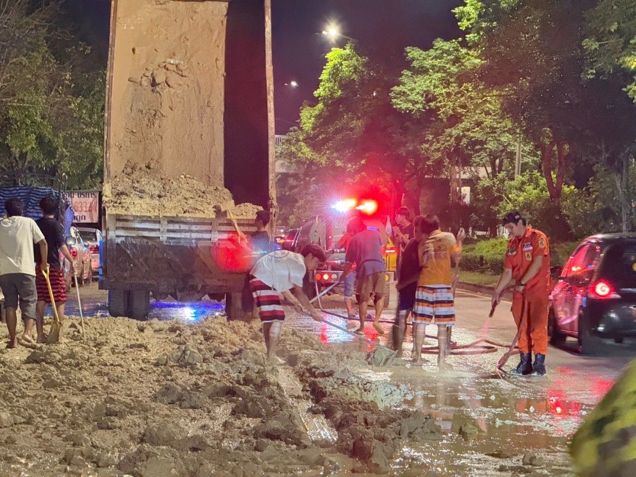 车主无法忍受，货车泥土掉落，损坏了超过10辆停在路边的小汽车
