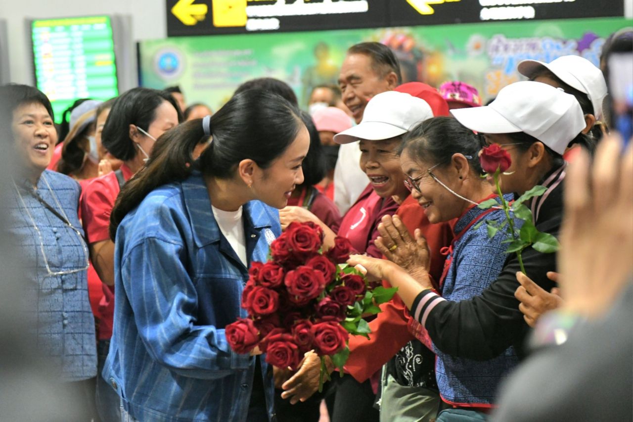 清莱民众穿红衣欢迎“佩通塔”，不忘关注总理车牌