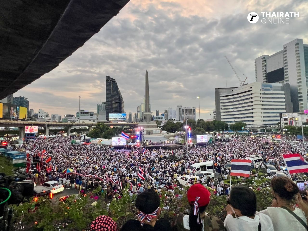 8月2日在胜利纪念碑的集会：傍晚热闹，越来越多人加入