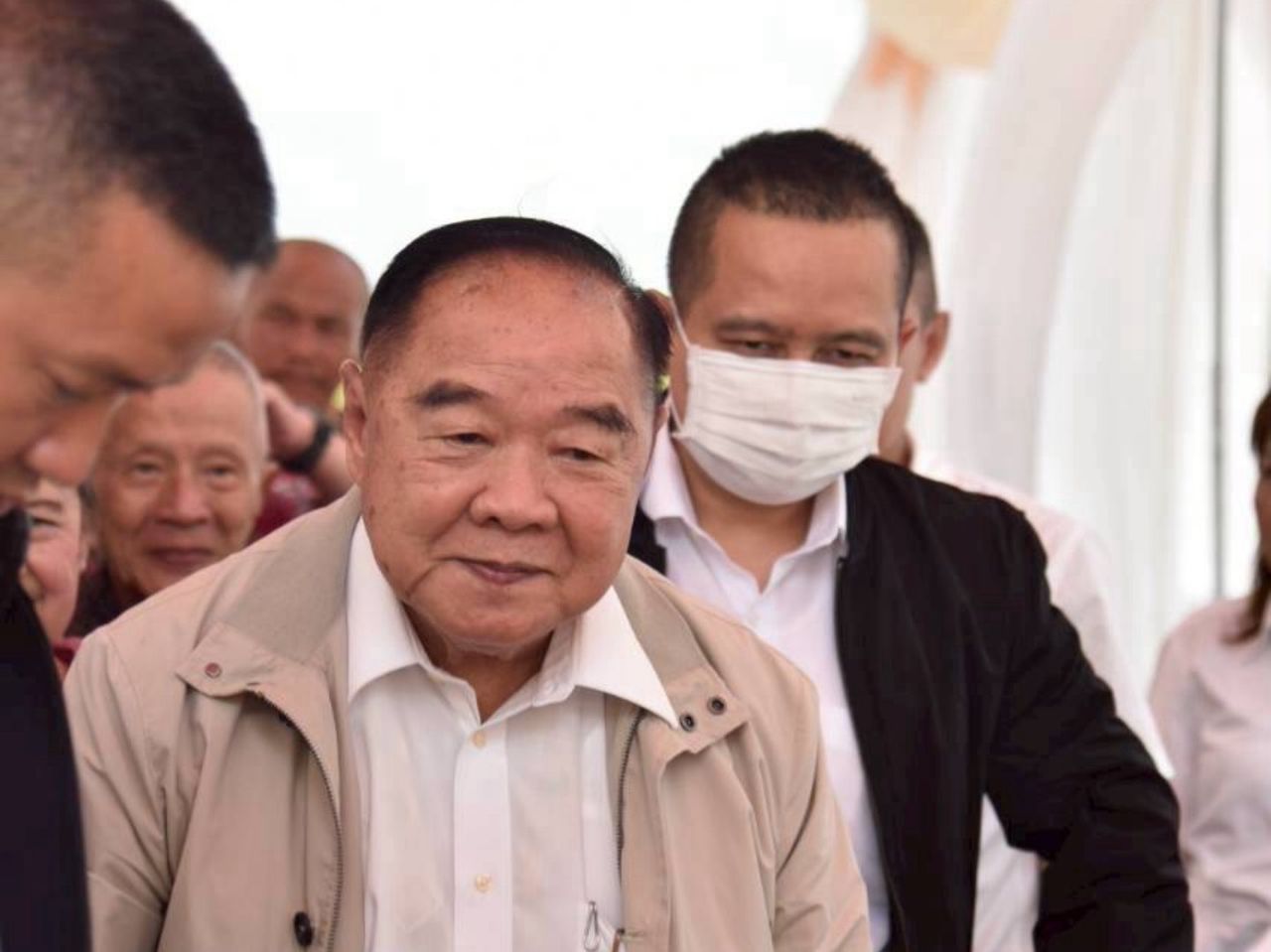 “叔叔普拉威特” 参与大城府庙的结缘施舍仪式 赞许“阿努廷政府”走对了路
