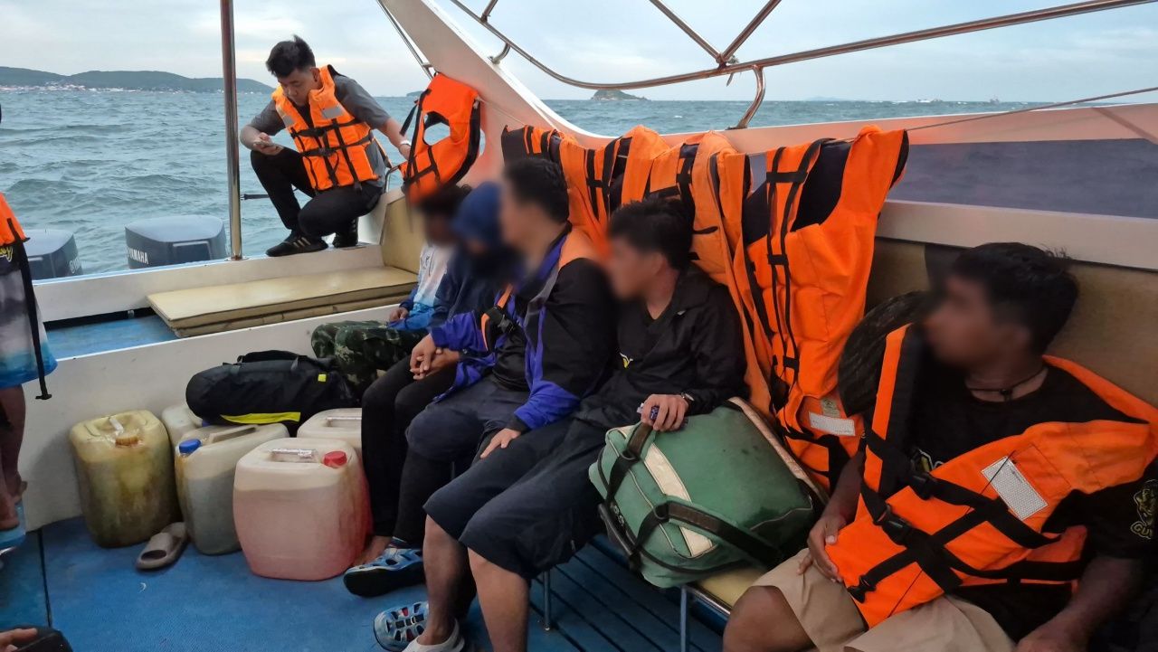 成功救助12人:钓鱼船在兰岛海域沉没,漂浮7小时后被救