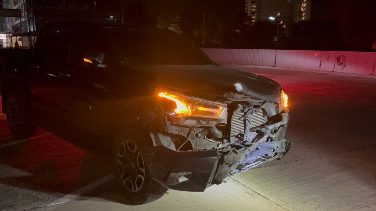 监控视频捕捉到“SUV”被醉酒皮卡闯红灯猛烈撞击，翻滚翻覆